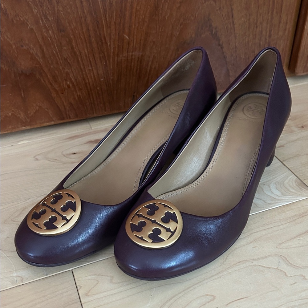 Tory Burch purple pumps with gold logo - Picture 10 of 11